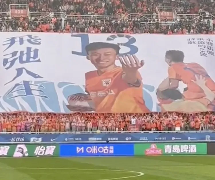 告别“小将”：京鲁大战前，泰山为张弛举办退役仪式