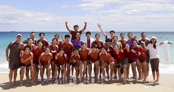 女足备战半决赛放弃合练 全队海边散步调整状态