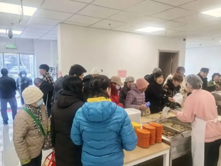 青岛西海岸赴养老中心捐赠物资 俱乐部履行社会责任