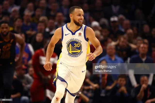 东契奇库里膝上血迹真相 反复地板擦伤致疤痕撕裂渗血