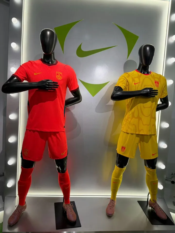 国足新战袍发布 邵佳一携朱辰杰亮相 李霄鹏现身