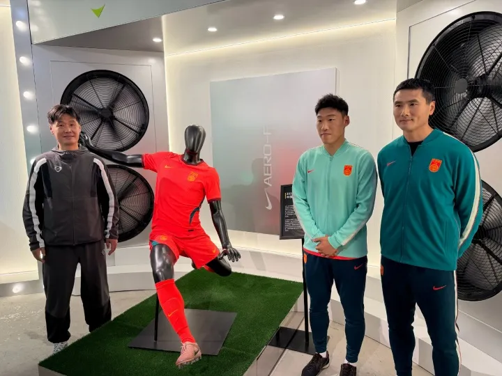 国足新战袍发布 邵佳一携朱辰杰亮相 李霄鹏现身