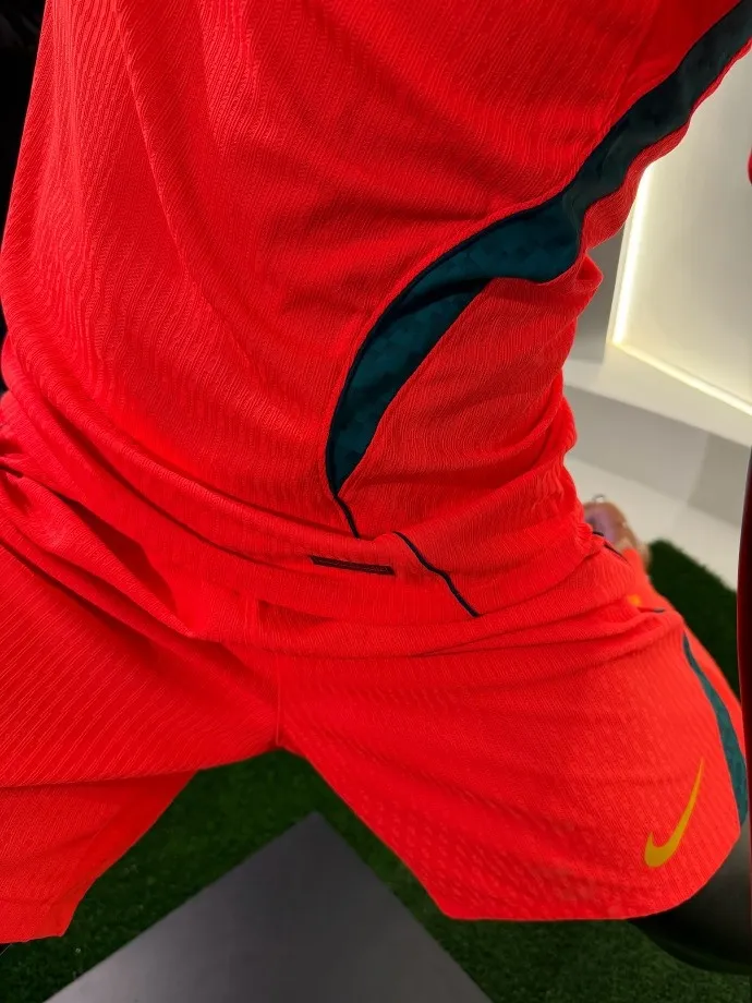 国足新战袍发布 邵佳一携朱辰杰亮相 李霄鹏现身