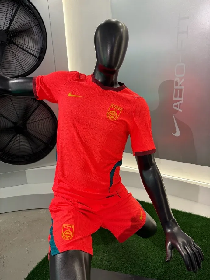 国足新战袍发布 邵佳一携朱辰杰亮相 李霄鹏现身