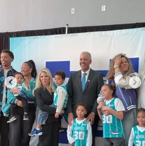 戴尔·库里30号球衣黄蜂主场退役 斯蒂芬·库里家族见证荣耀时刻