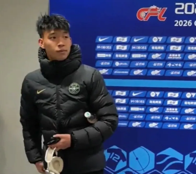 王钰栋赛后瞬采争议 媒体人赵震：以偶像标准衡量不合格