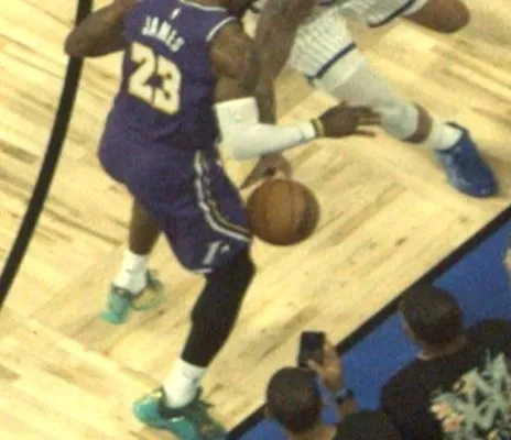 裁判报告：无确凿证据显示詹姆斯最后触球 湖人获关键球权