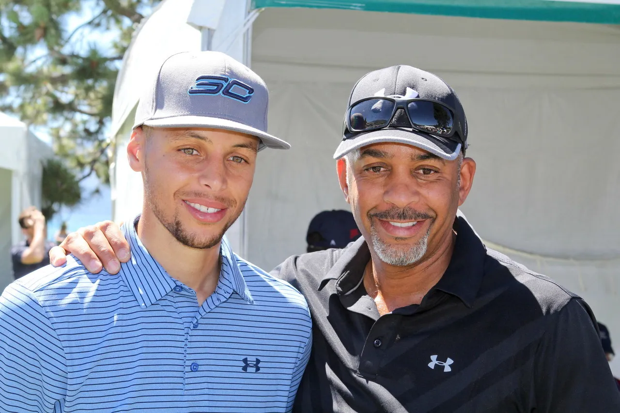 戴尔·库里30号球衣明日退役 斯蒂芬·库里称夏洛特是父亲的家