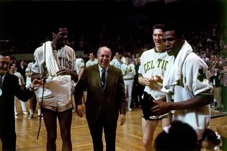 雷霆锁定连续三季50胜 马刺18季王朝纪录仍一骑绝尘