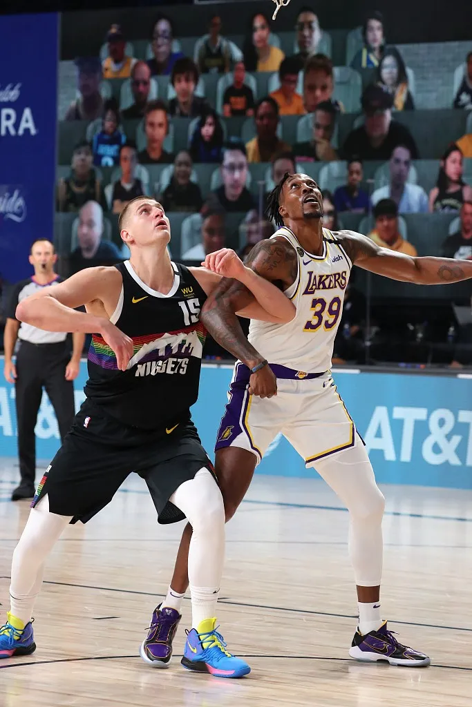 霍华德退役，回望西决肉搏约基奇：20分钟78.9%命中率，他用犯规为湖人铺路