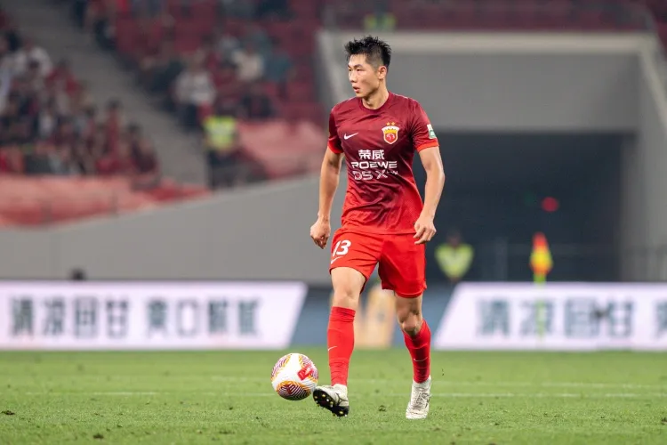 魏震眼部受伤缺席国足 海港中卫组合成防线唯一亮点