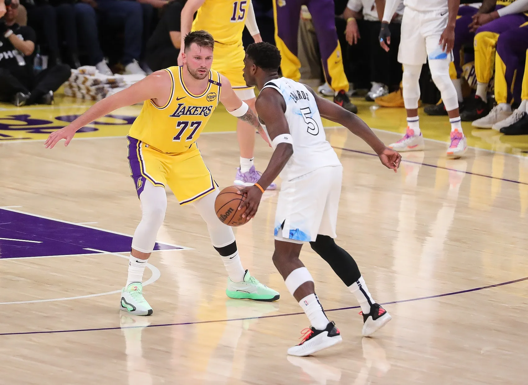 从联盟垫底到西部第四的基石：湖人防守蜕变全解析