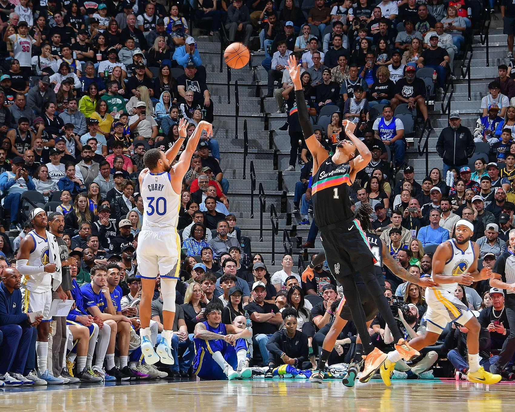 雷吉·米勒将文班亚马与乔丹、库里并列：一种不可预测的观赛体验