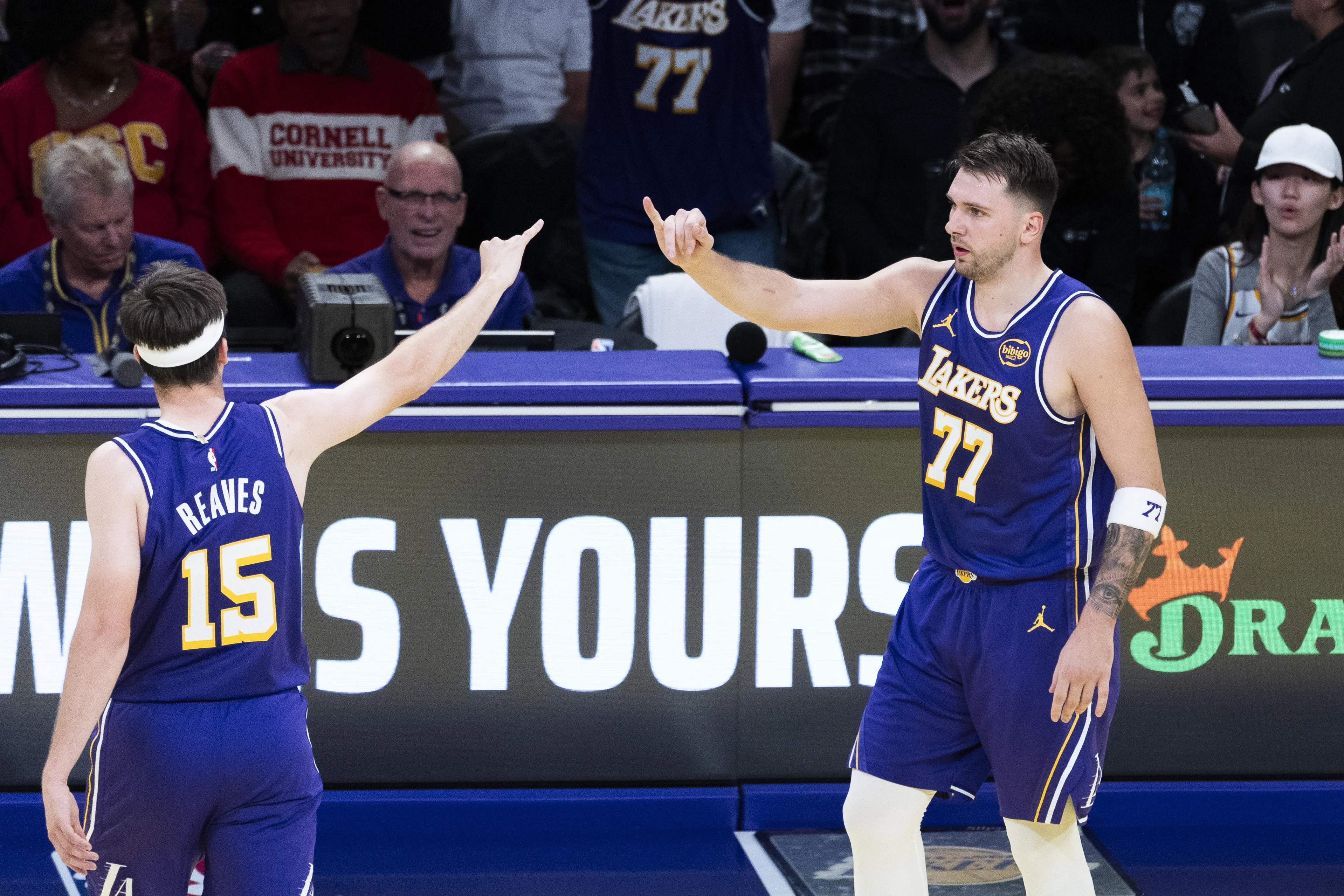 跨越六十年的呼应：东契奇与里夫斯复刻湖人队史50+双人组传奇