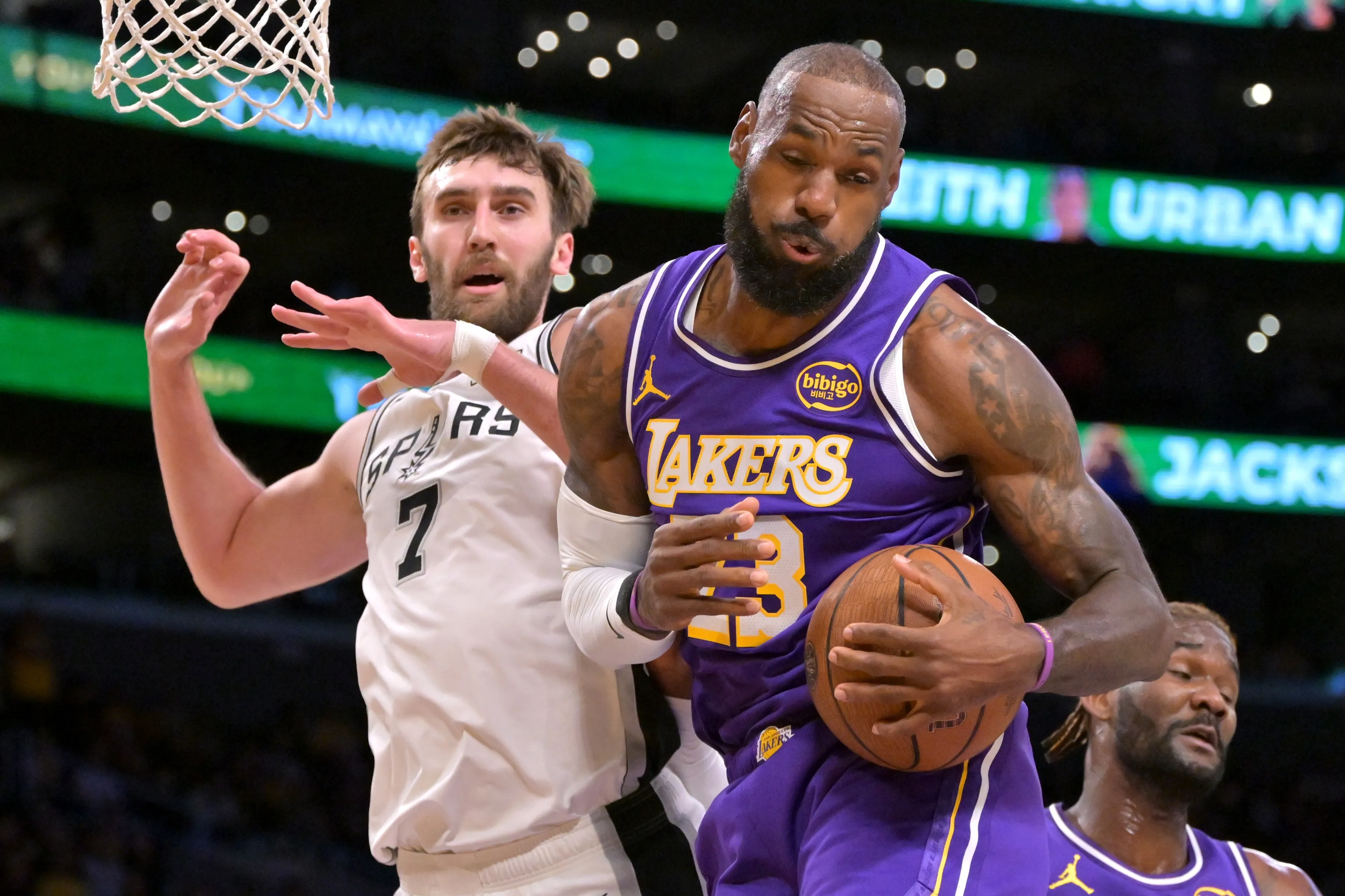 从联盟垫底到西部第四的基石：湖人防守蜕变全解析