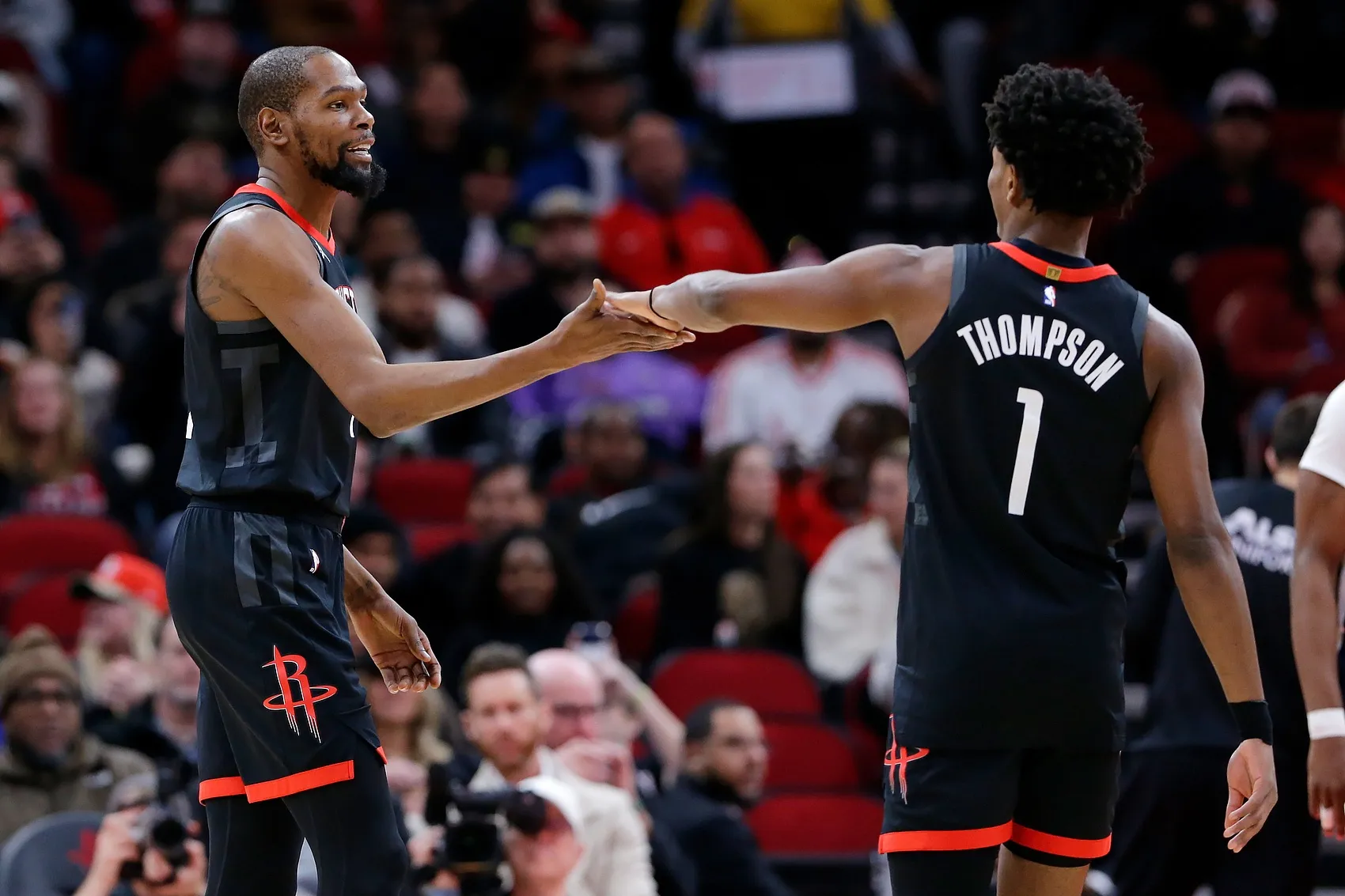 湖人东征力克活塞取十连胜 东契奇33分肯纳德绝杀魔术