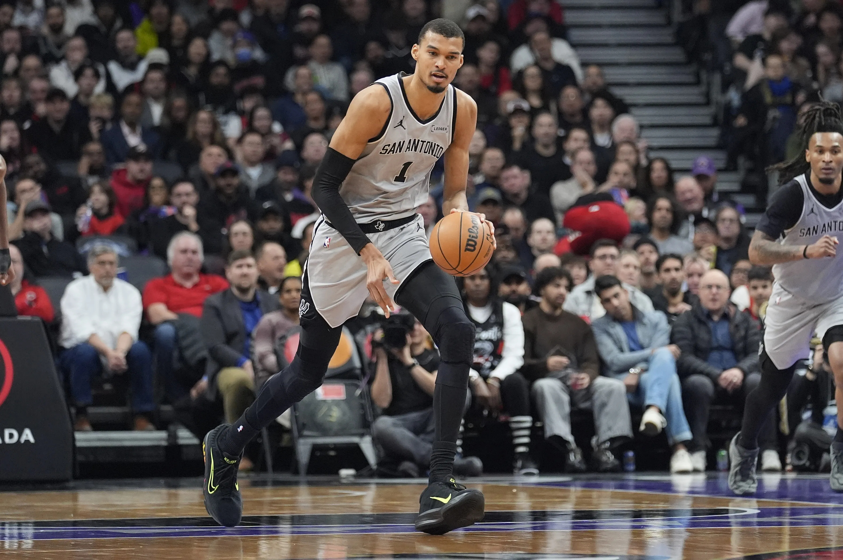 文班亚马率队冲击12连胜，马刺青年军兵临纽约城