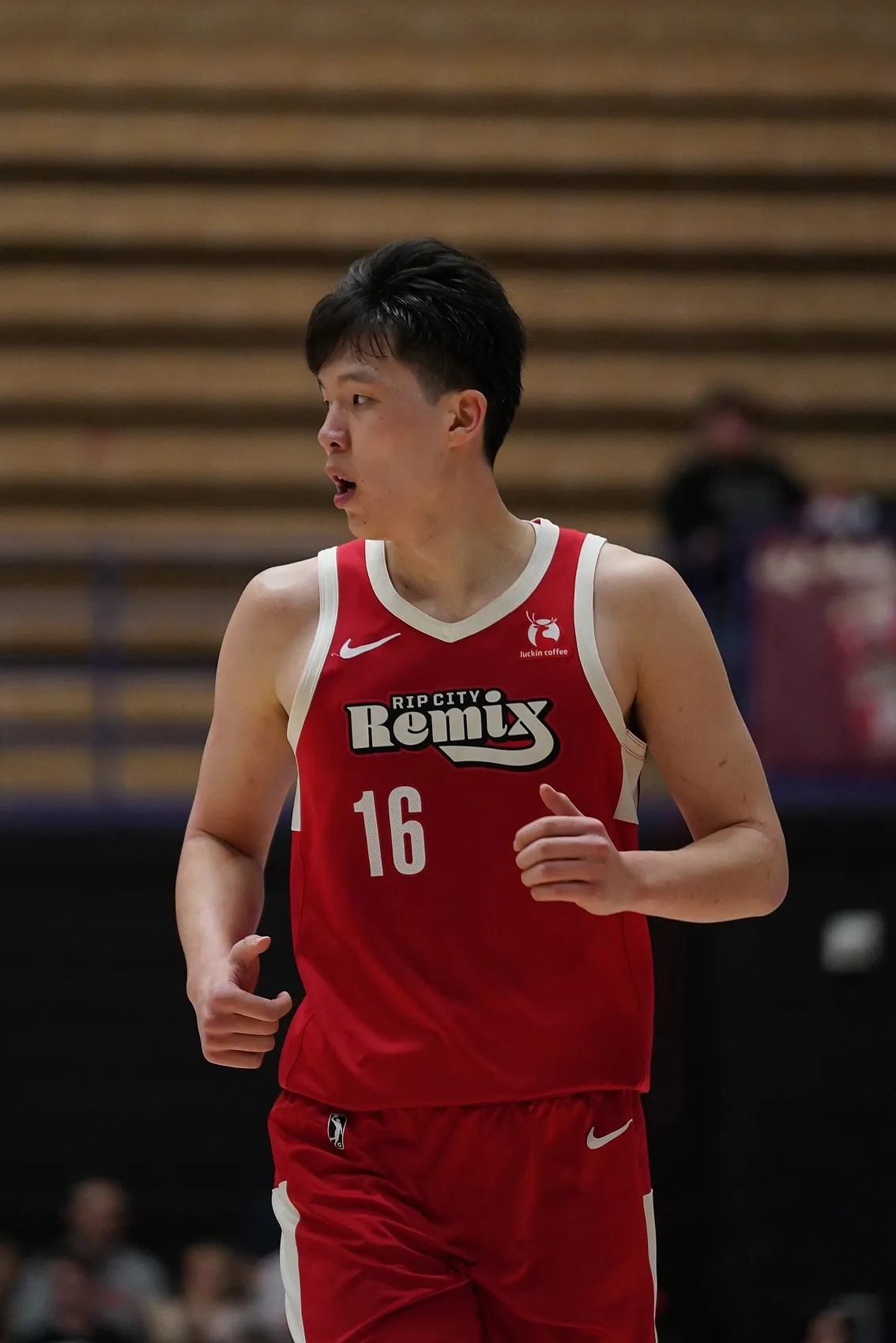 杨瀚森31分钟14+11+3帽 零犯规零失误防守端提升