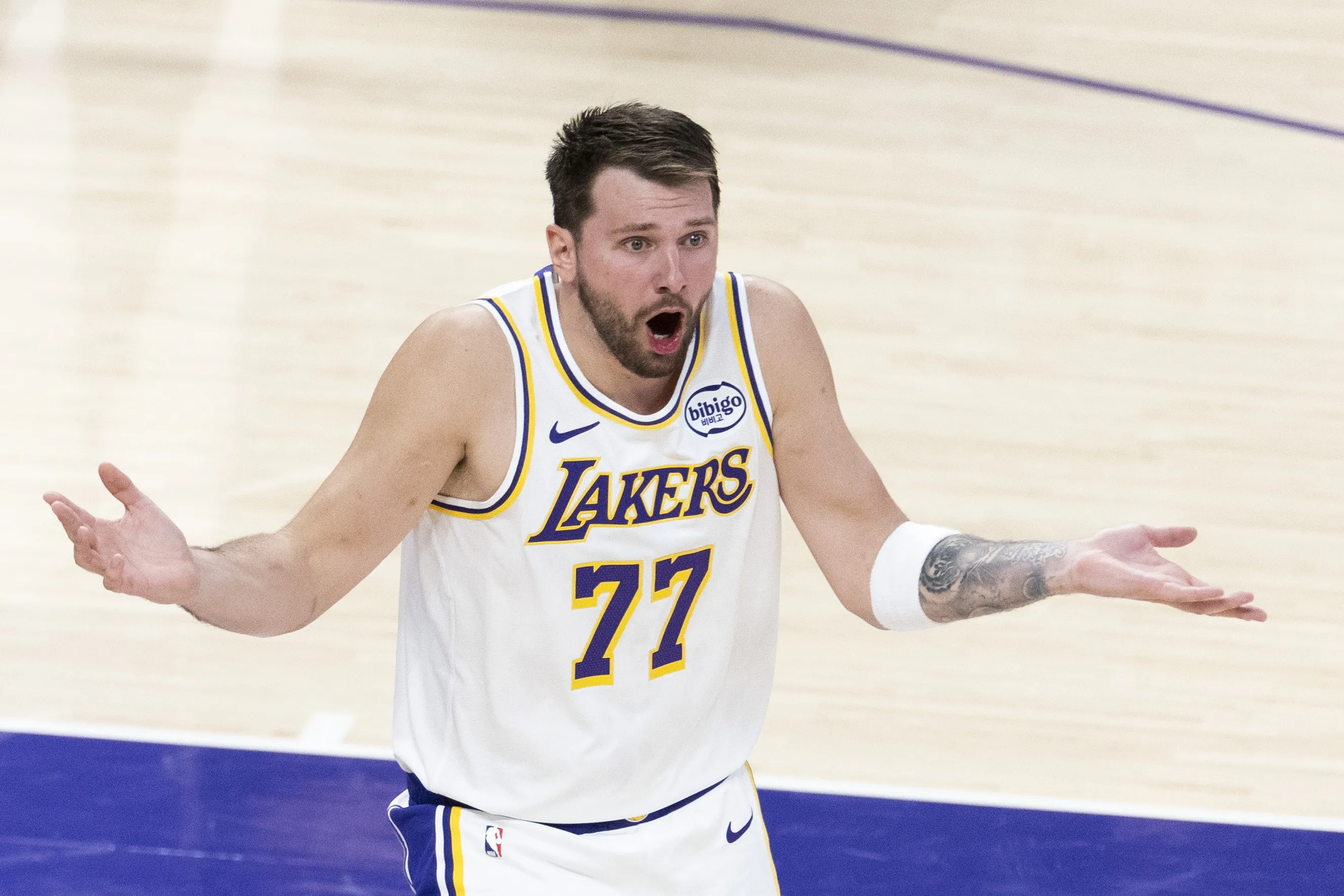 名记解析东契奇抱怨裁判根源 情绪波动影响回防成球队隐患