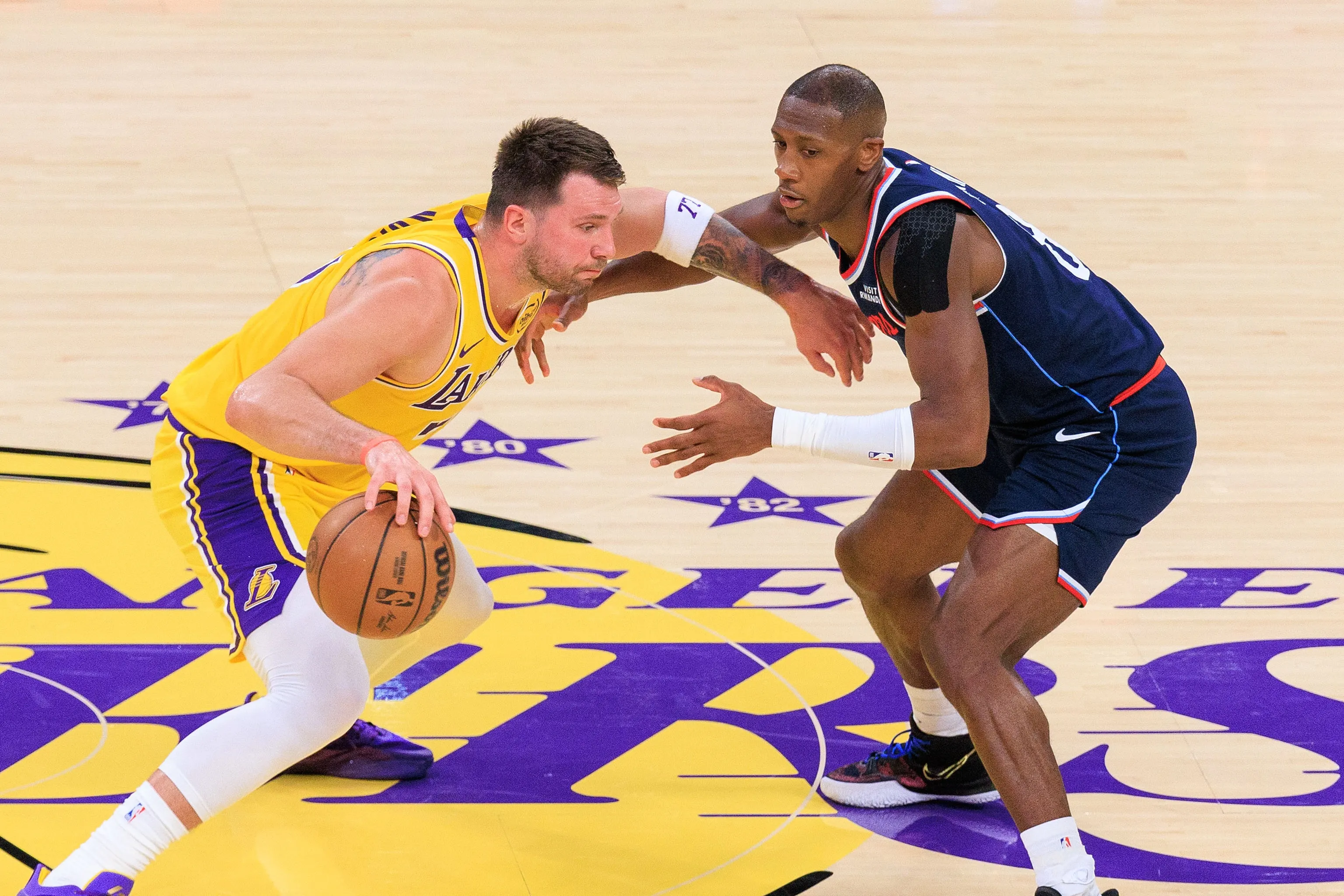 邓恩谈与东契奇赛场恩怨：良性竞争，享受对抗