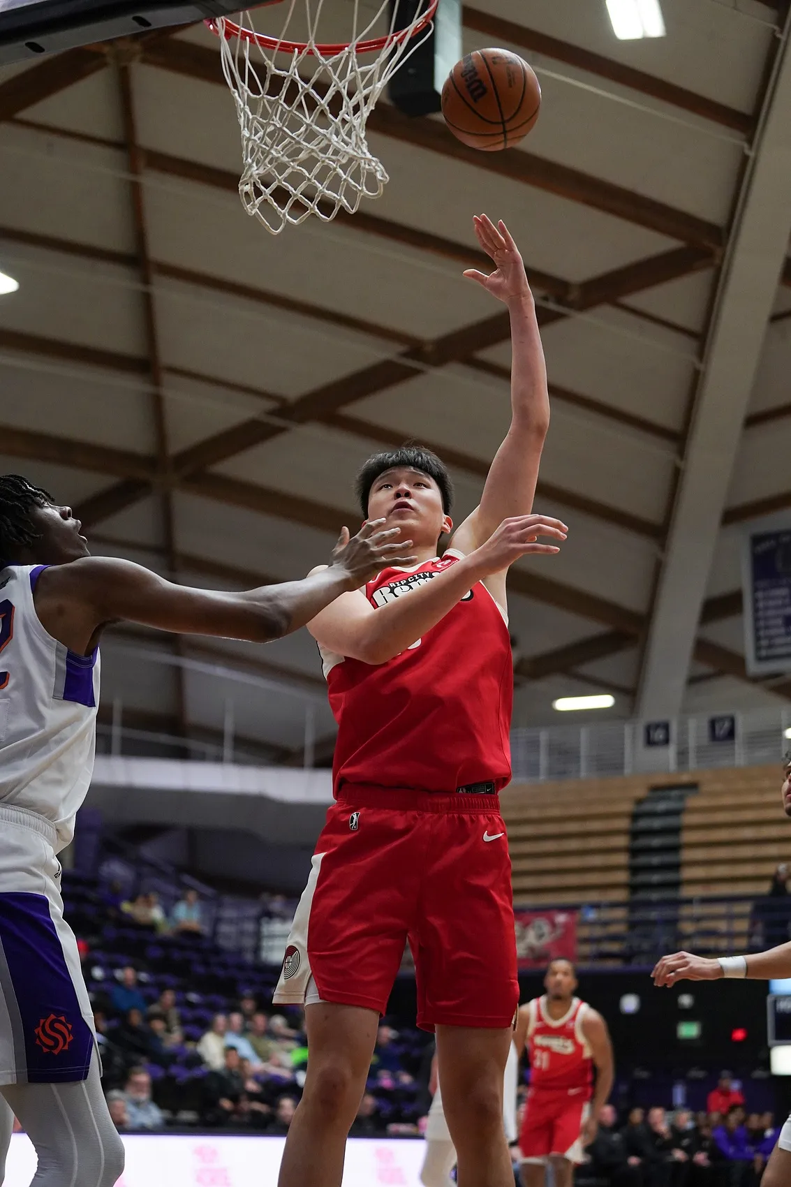 杨瀚森11中8高效贡献17+11+2帽 前板拼抢成关键输出