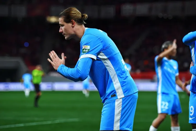 巴西铁卫迈达纳的“中原情缘”：从抱拳作揖到续约留守，一位外援的文化融入样本