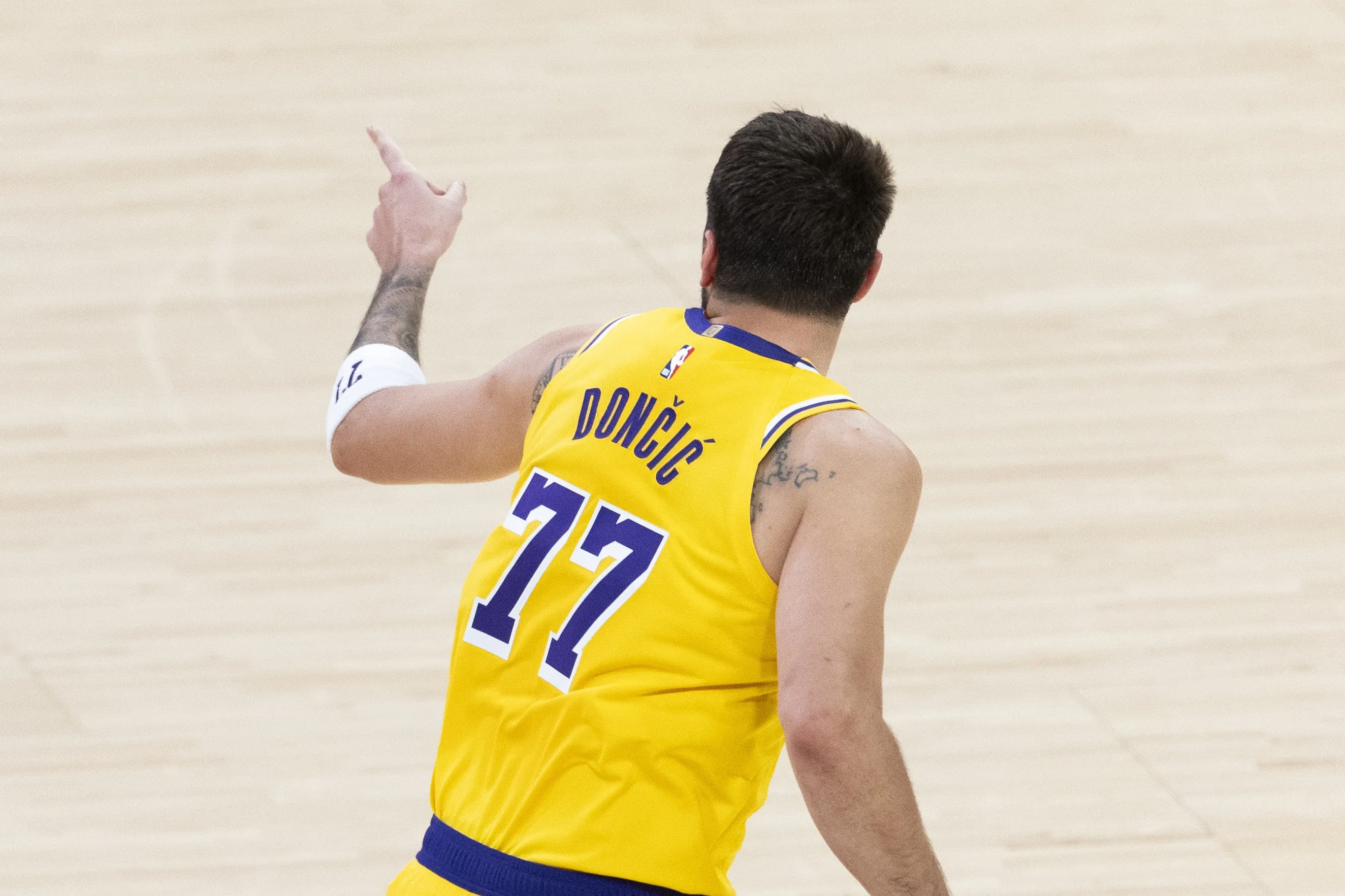 东契奇比塔泽互喷遭警告后仍持续挑衅 主裁详解技犯吹罚依据