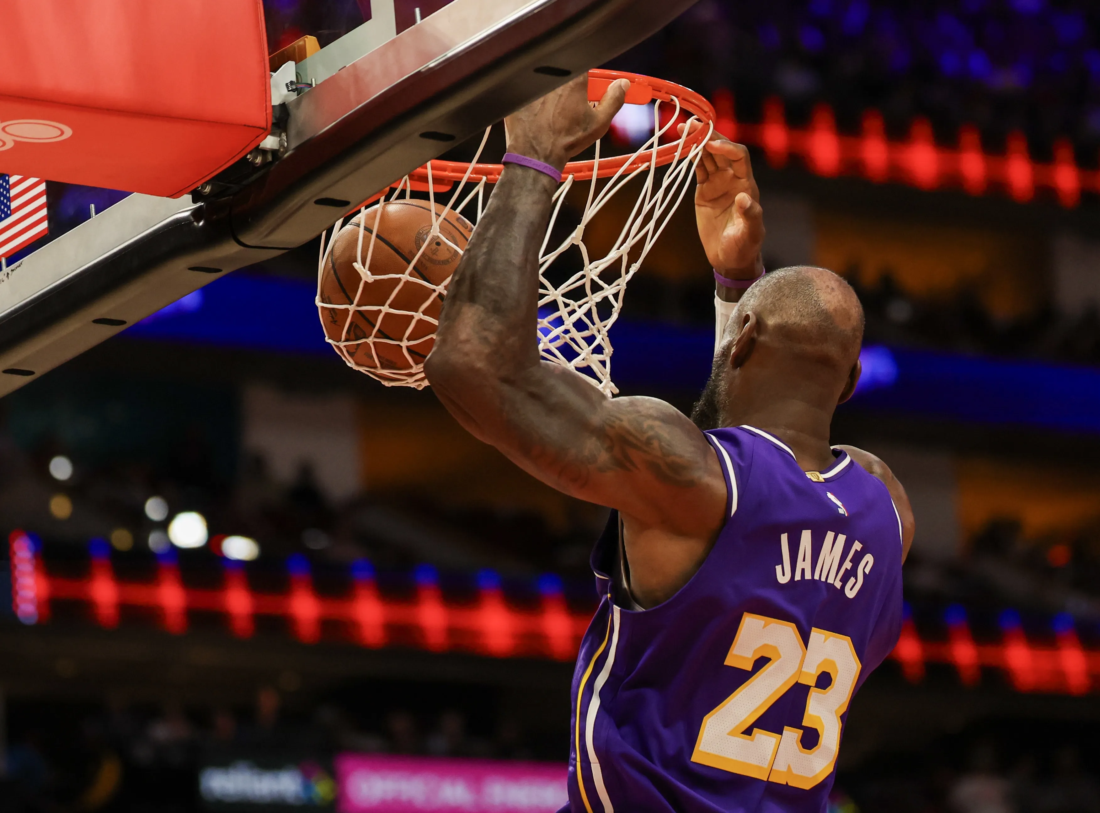 詹姆斯单场6扣篮 三记空接追平生涯纪录