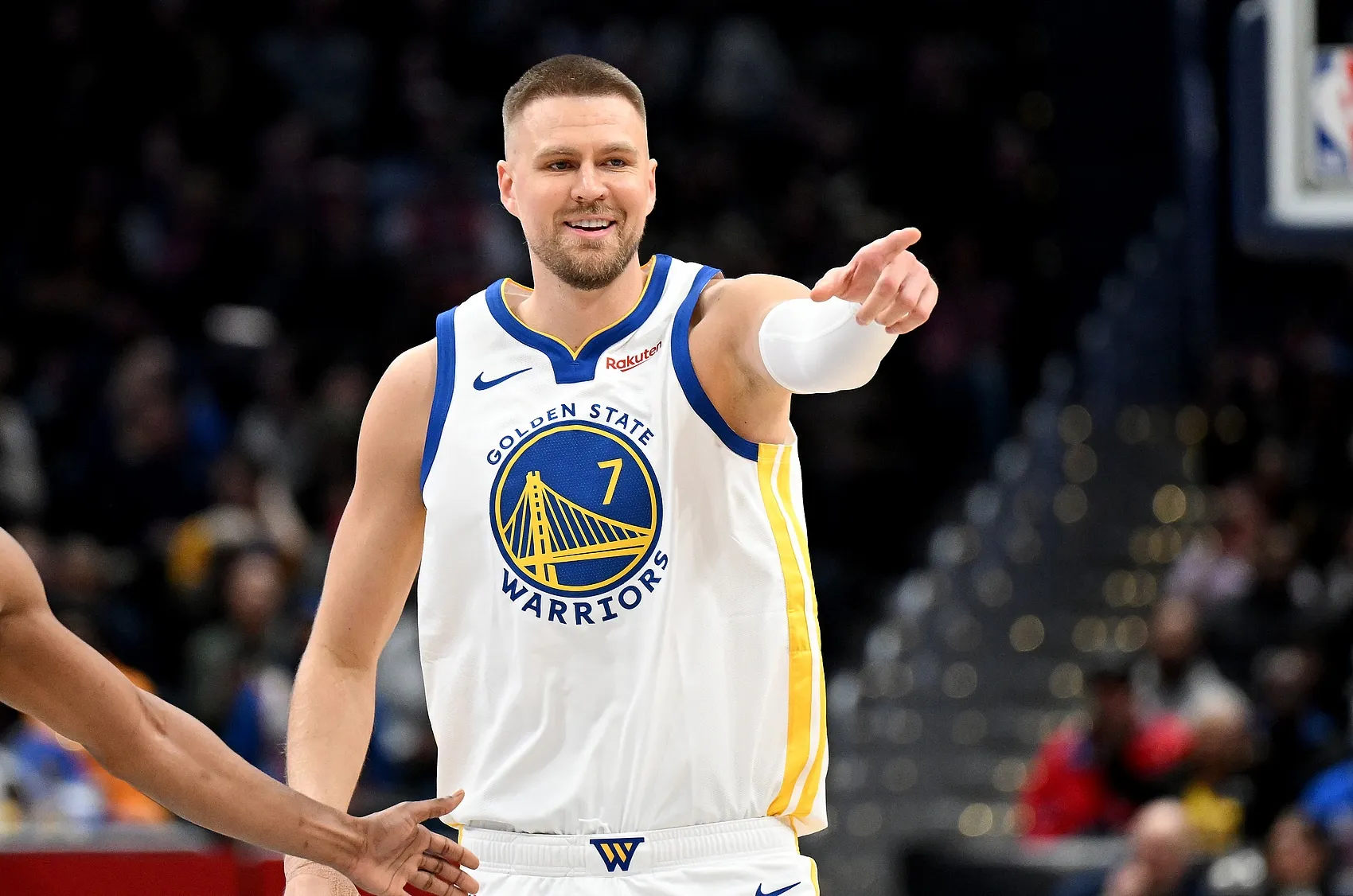 勇士伤病潮：11人登报告7人缺阵 库里霍福德在列