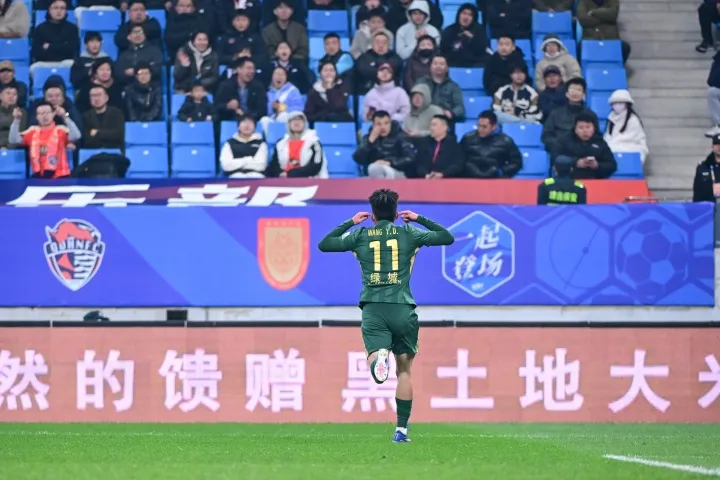 王钰栋梅开二度后拒答采访 记者以汉堡德比假设拷问职业态度