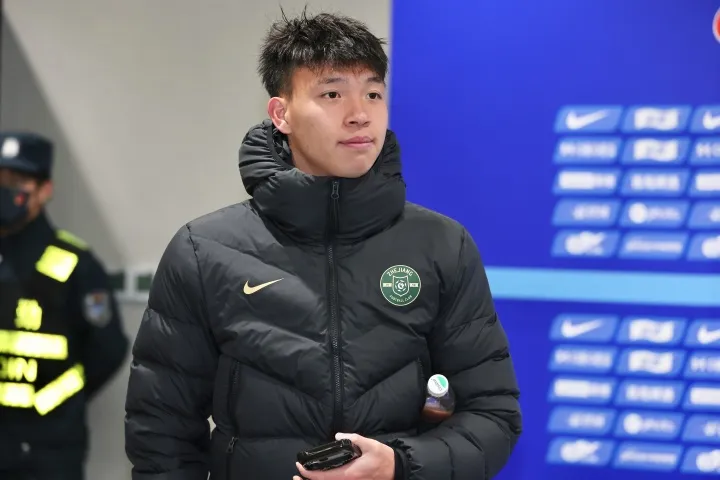 王钰栋混采区争议发酵 媒体人聚焦职业俱乐部教育责任缺失