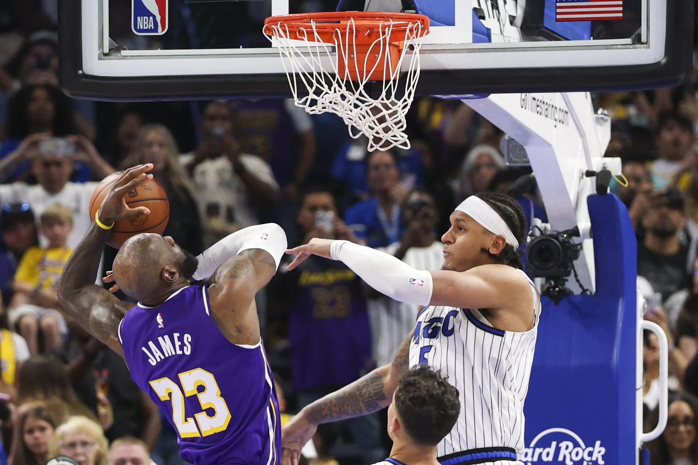 裁判报告认定班凯罗封盖合法 湖人随队记者炮轰吹罚尺度不一