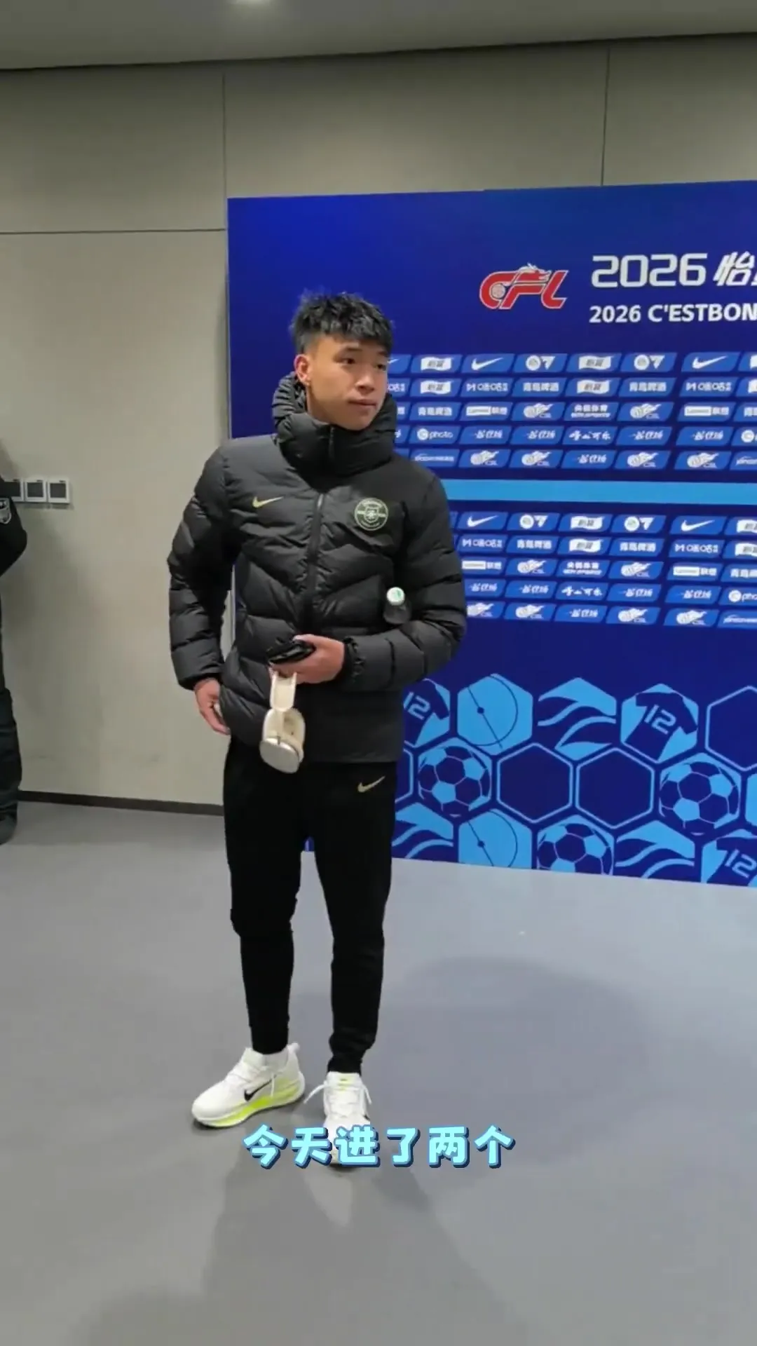 王钰栋双响后混采区争议 媒体人评年轻人心态波动