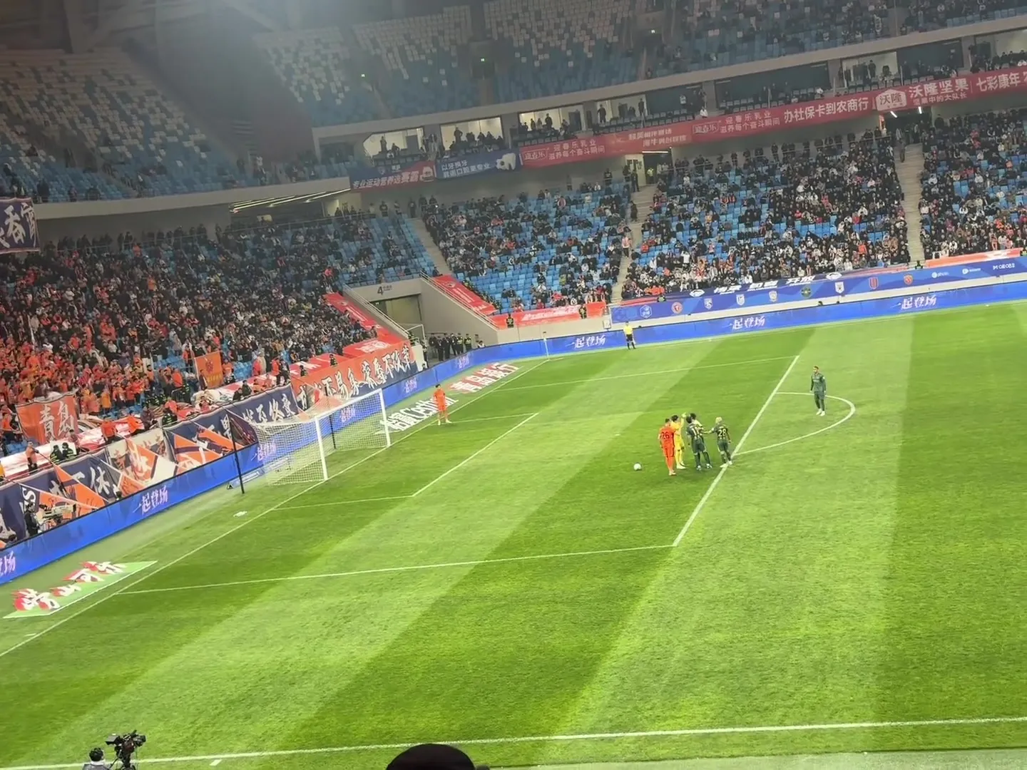 王钰栋双响后对海牛看台比闭嘴手势 赛后社媒回击：爽 舒服