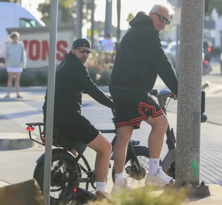 东契奇洛杉矶街头骑行 左腿筋注射治疗后将缺席G1 东契奇洛杉矶街头骑行 左腿筋注射治疗后将缺席G1