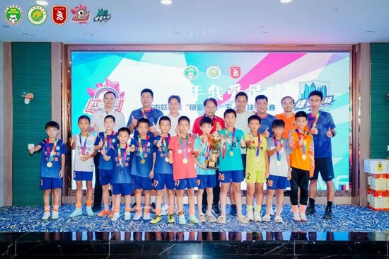 周穗安:未来将铺设更多微型足球场,让青少年“下楼即踢球” 周穗安:未来将铺设更多微型足球场,让青少年“下楼即踢球”