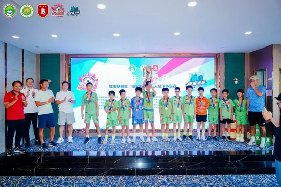周穗安:未来将铺设更多微型足球场,让青少年“下楼即踢球” 周穗安:未来将铺设更多微型足球场,让青少年“下楼即踢球”
