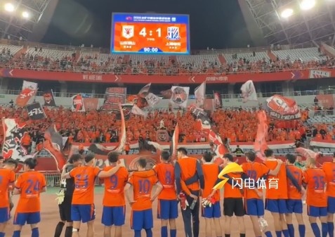 泰山主场4-1申花 赛后列队致谢球迷 泰山主场4-1申花 赛后列队致谢球迷