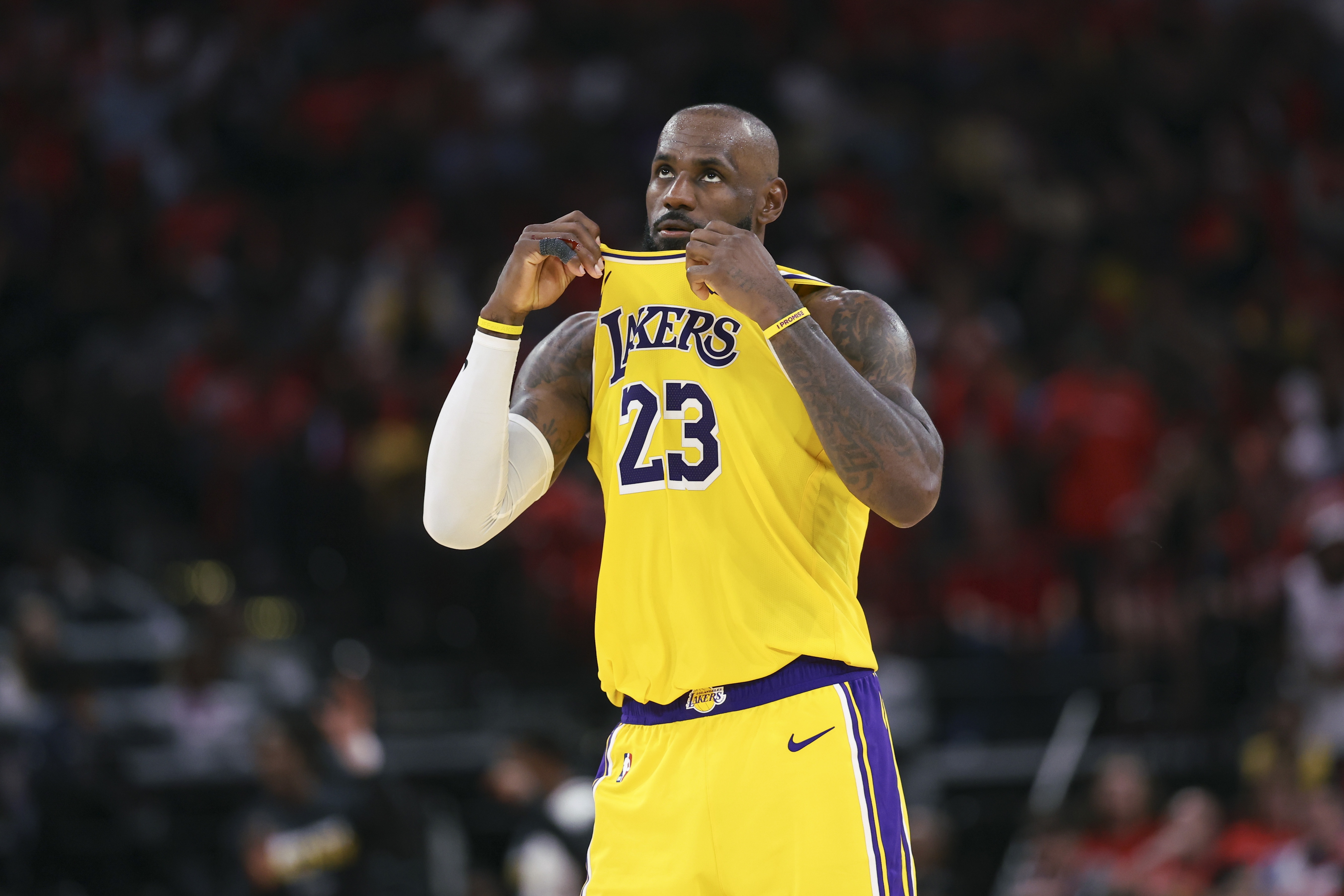 ESPN记者:41岁詹姆斯独自扛队不公平,GOAT从不抱怨 ESPN记者:41岁詹姆斯独自扛队不公平,GOAT从不抱怨