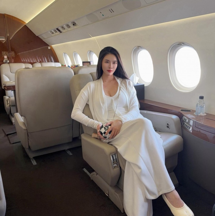 巴特勒与德扑女将布兰妮再同框 此前曾同机出行