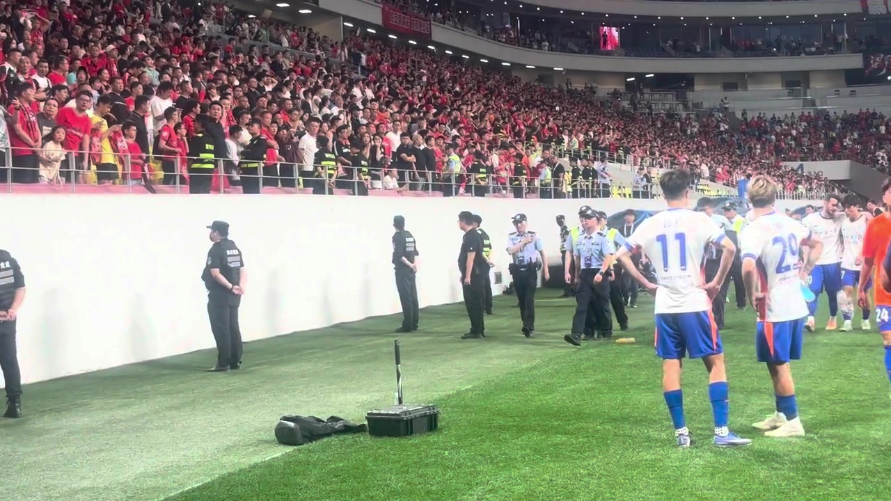 泰山0-1蓉城 克雷桑泽卡伤退 球迷谢场鼓掌 泰山0-1蓉城 克雷桑泽卡伤退 球迷谢场鼓掌