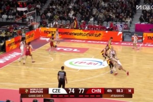 [王思雨上篮]王思雨最后单防面断对手，随后一条龙反击上篮打进，几乎杀死比赛