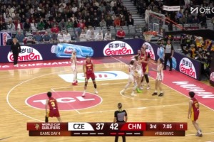 [张子宇上篮]一览众山小！张子宇在篮下接球轻松放篮，对手只能举手目视😂